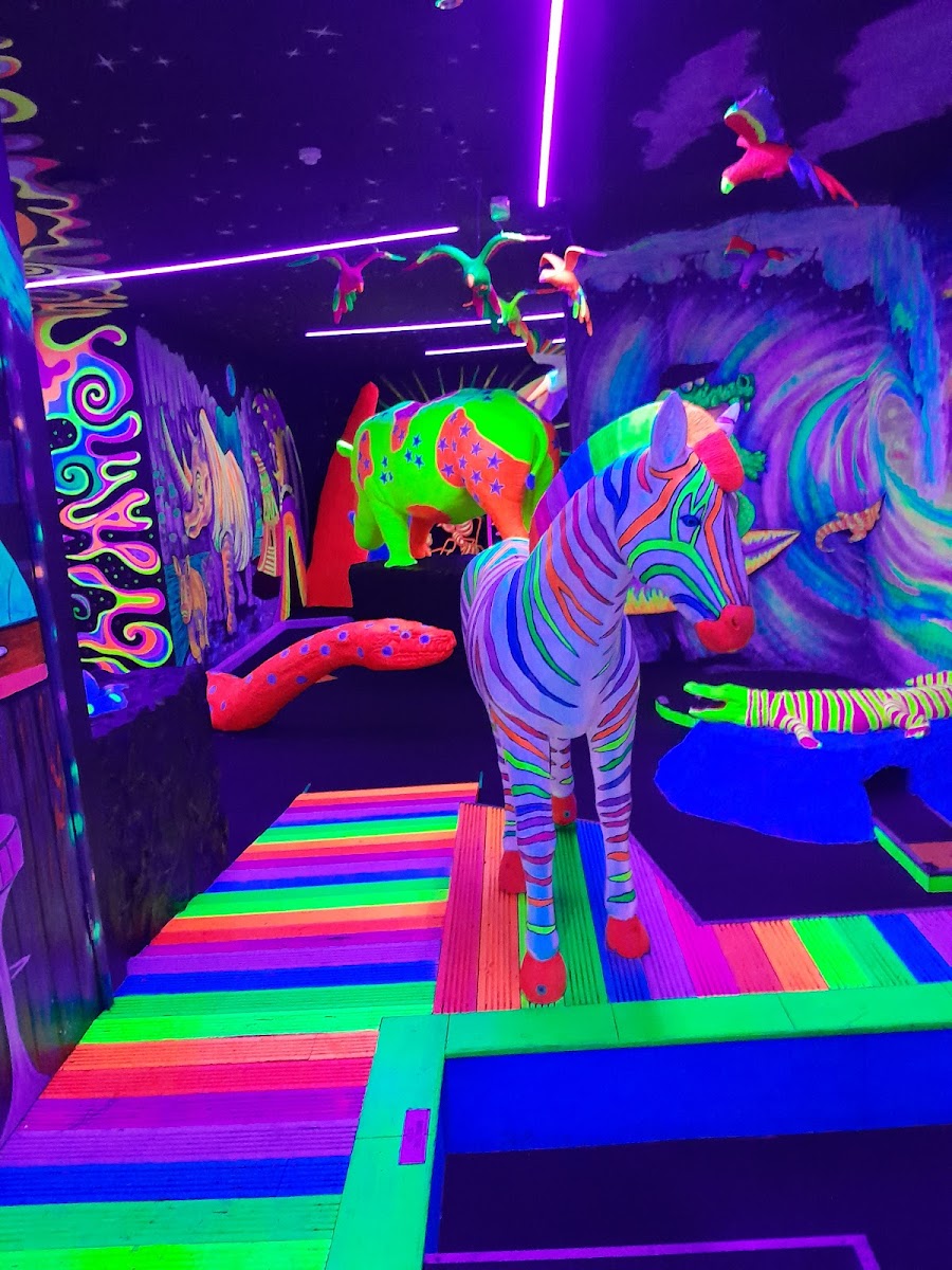 GLOBALLS - UV Mini Golf & Games