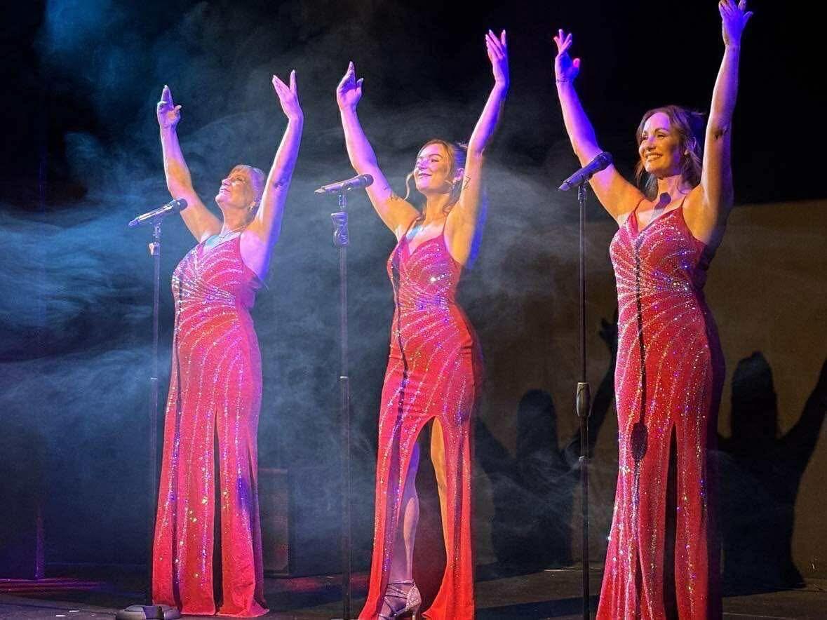 Sandy Smith - Professional Singer & Tribute Artiste