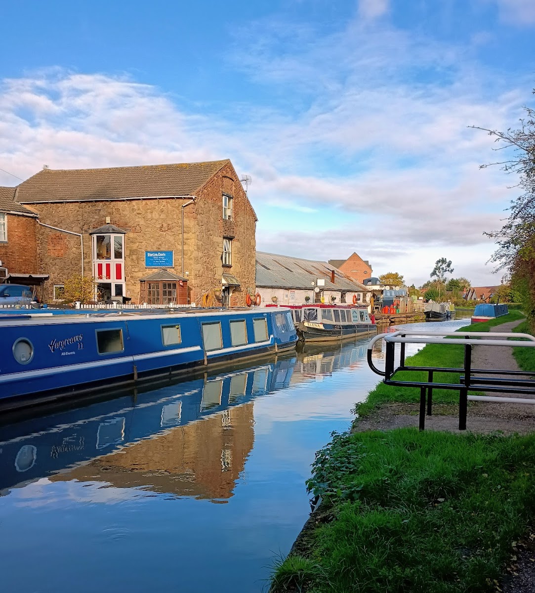 BOOT WHARF BOAT HIRE